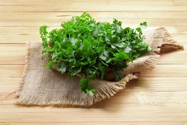 Peçete üzerinde taze maydanoz