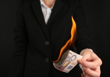 Kadın yanan Euro banknot