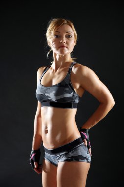 Koyu arka plan atletik kadın