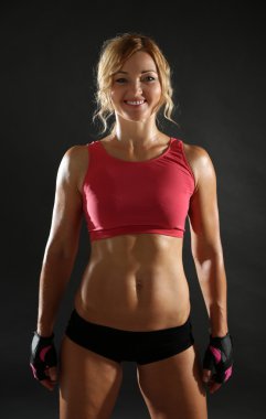 Koyu arka plan atletik kadın