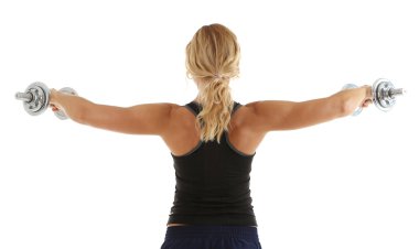 Beyaz arka plan üzerinde izole dumbbells ile atletik kadın
