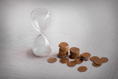 Kum saati ile sikkeler üzerinde tablo yakın çekim