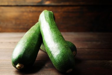 Ahşap zemin üzerinde taze kabak