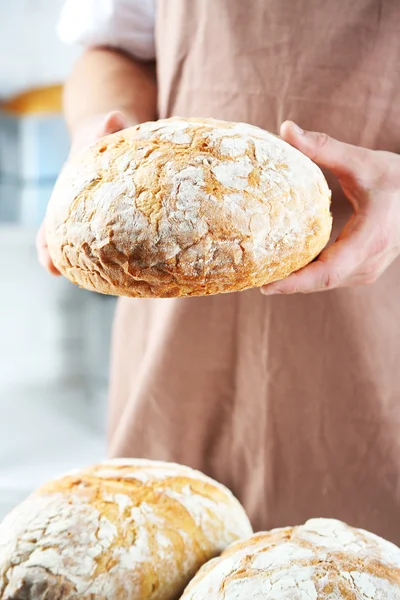 Baker controllare il pane appena sfornato — Foto Stock