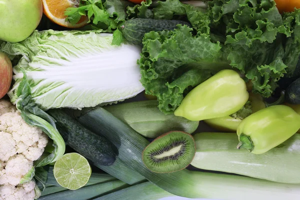 Kleurrijke samenstelling van groenten en fruit — Stockfoto