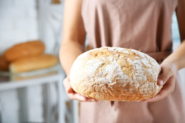 Baker drží čerstvě upečený chléb — Stock fotografie