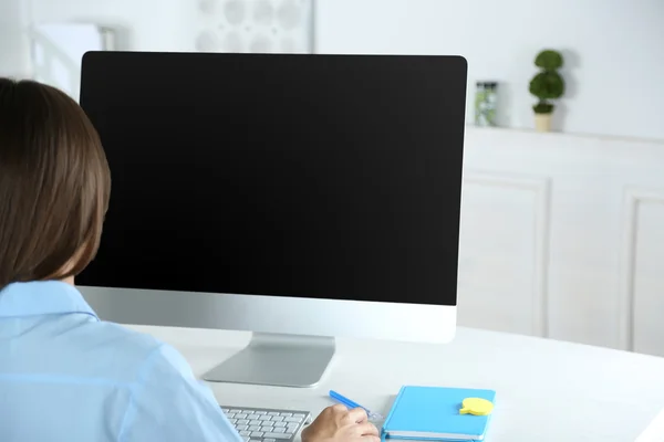 Woman working with computer — Stock Photo, Image