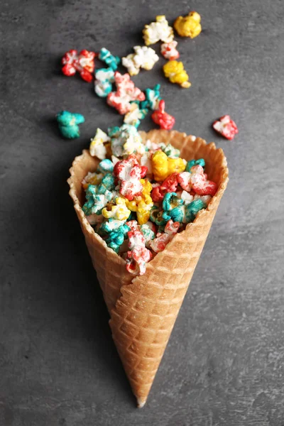 Gekleurde popcorn in wafel cup — Stockfoto