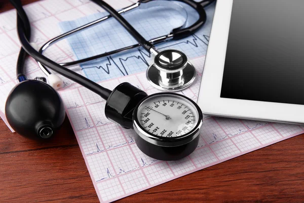Medidor de pressão arterial, comprimido digital e estetoscópio — Fotografia de Stock