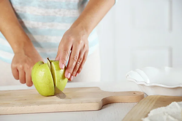 Weibliche Hände schneiden Apfel für Kuchen — Stockfoto