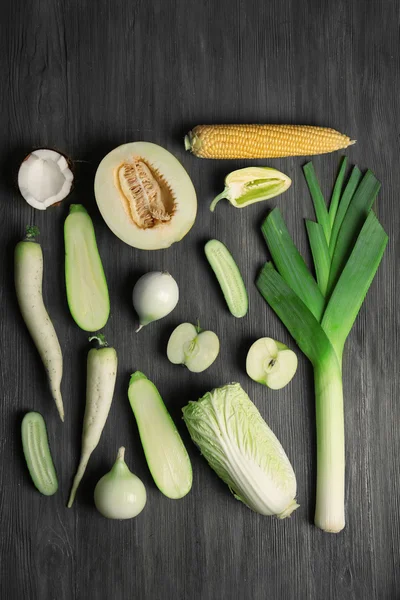 Frutas y hortalizas sobre mesa de madera —  Fotos de Stock