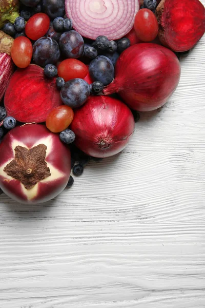 Frutas e legumes na mesa de madeira — Fotografia de Stock