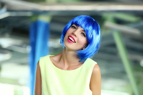 Ung kvinna med blå frisyr — Stockfoto