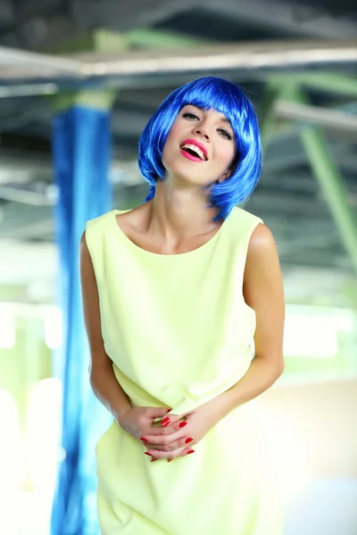Junge Frau mit blauer Frisur — Stockfoto