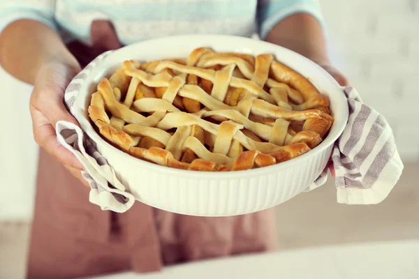 Torta de maçã caseira em mãos femininas — Fotografia de Stock