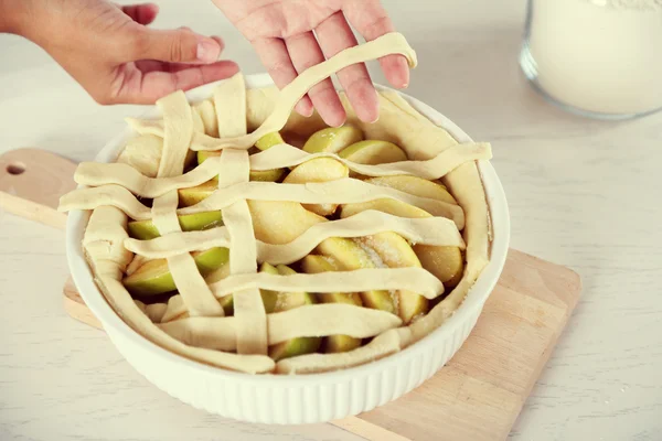 Mulher fazendo torta de maçã — Fotografia de Stock