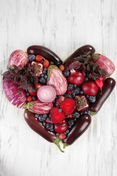 Fruits et légumes sur table en bois — Photo