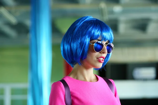 Jonge vrouw met blauwe kapsel — Stockfoto