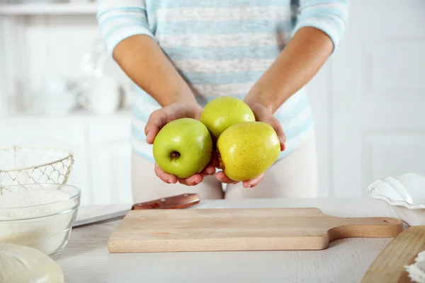 Vrouwelijke handen met verse appelen voor taart — Stockfoto