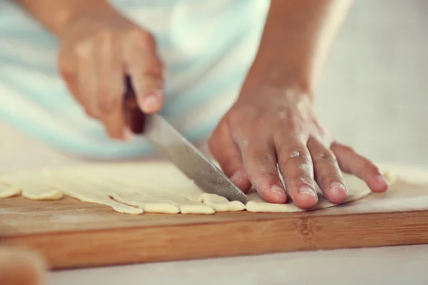 Woman making apple pie — Stock Photo, Image