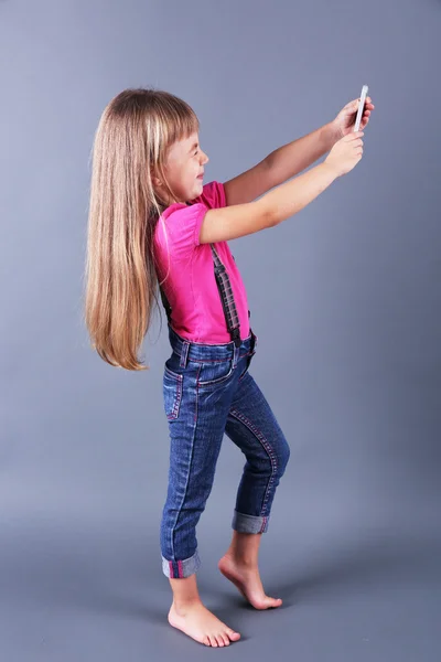 Hermosa niña con teléfono móvil — Foto de Stock