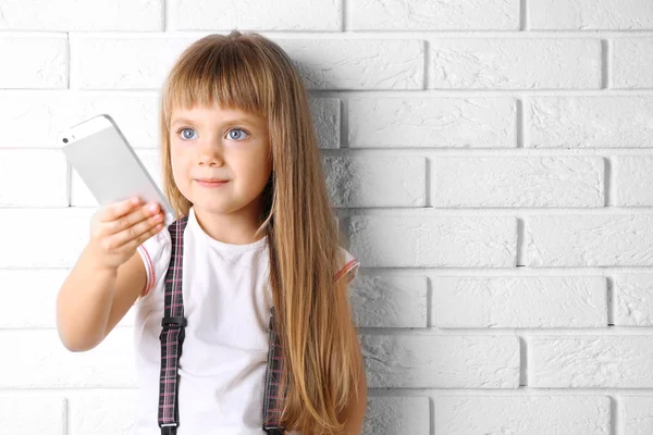 Belle petite fille avec téléphone portable — Photo