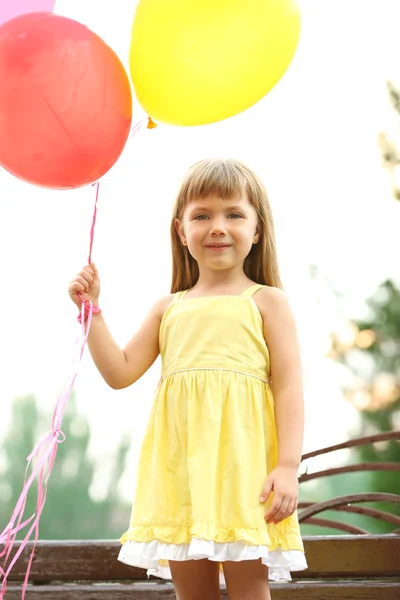 Dziewczynka z balonami — Zdjęcie stockowe