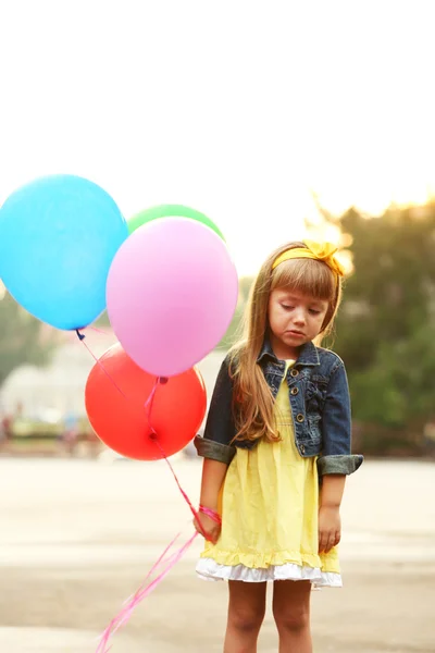 Dziewczynka z balonami — Zdjęcie stockowe
