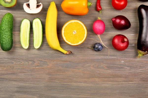 Verschiedenes Obst und Gemüse auf Holzgrund — Stockfoto