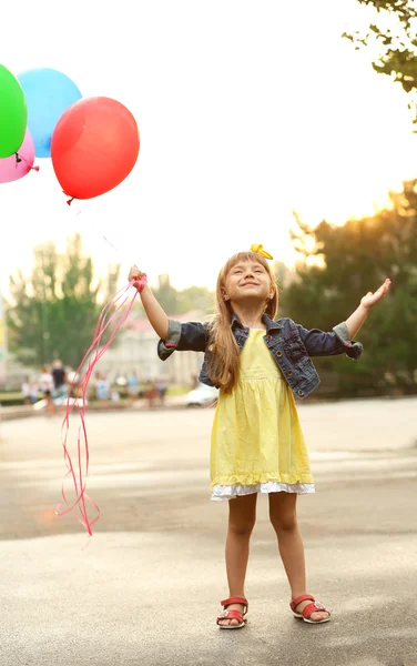 Liten flicka med ballonger — Stockfoto