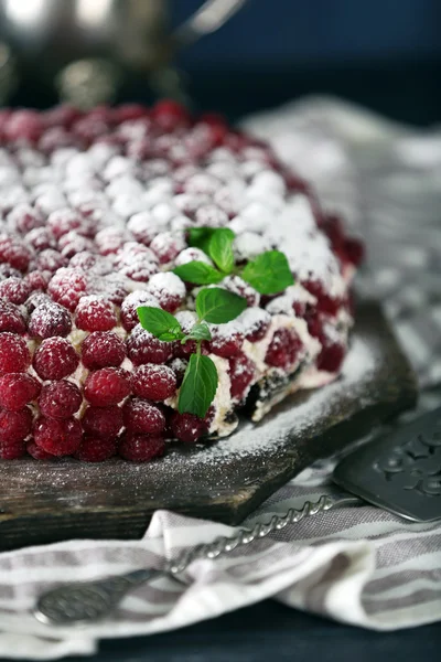 Zoete cake met frambozen op een houten achtergrond kleur — Stockfoto