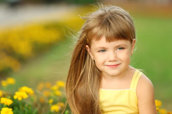 Çiçekli küçük kız — Stok fotoğraf