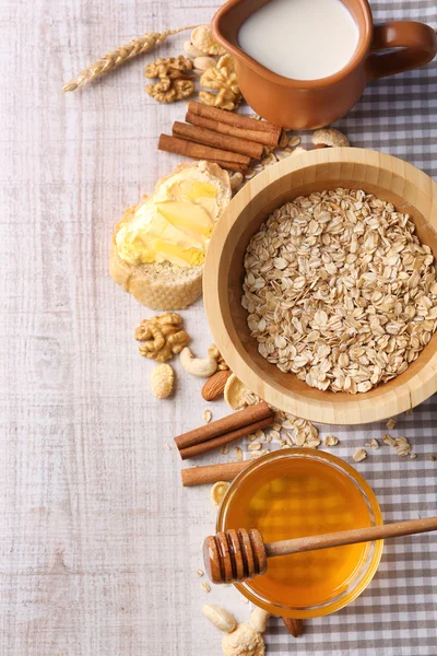 Sarapan sehat dengan roti, madu, kacang. Konsep sarapan negara — Stok Foto