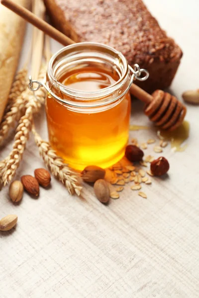 Desayuno saludable con pan, miel, nueces. Concepto de desayuno país — Foto de Stock