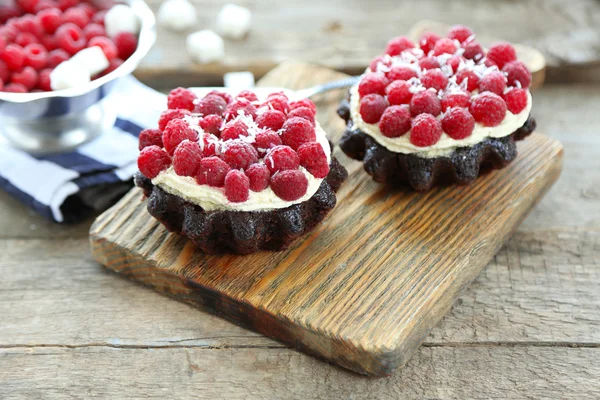 Süße Kuchen mit Himbeeren auf Holztischhintergrund — Stockfoto