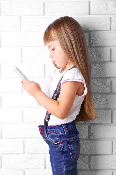 아름 다운 작은 소녀 휴대 전화 — 스톡 사진