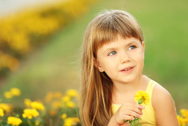 Ragazzina con fiori — Foto Stock