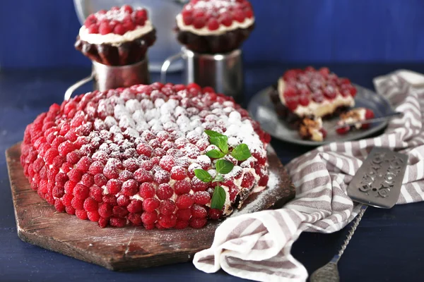 컬러 나무 배경에 나무 딸기와 함께 달콤한 케이크 — 스톡 사진