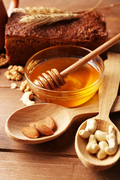 Gezond ontbijt met brood, honing, noten. Land ontbijt concept — Stockfoto