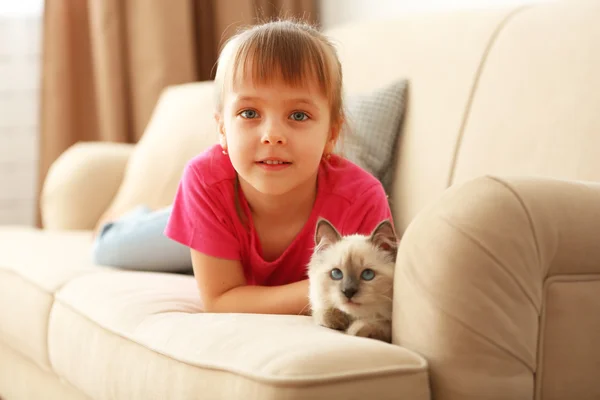 Lilla söta tjejen med kattunge — Stockfoto