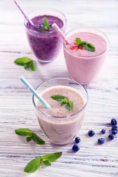 Morangos, mirtilos e iogurtes de leite frescos — Fotografia de Stock