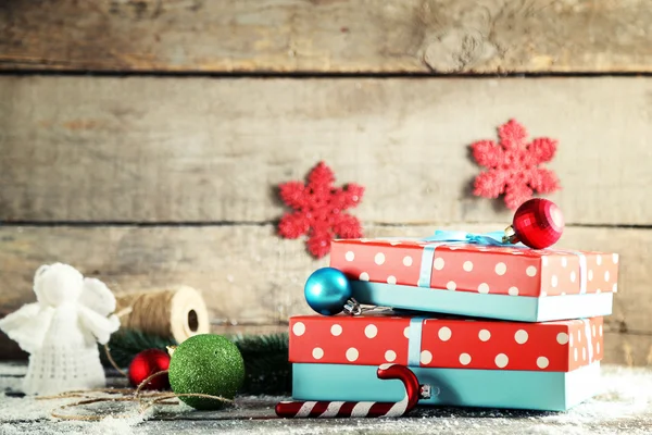 Scatole regalo su sfondo di legno — Foto Stock