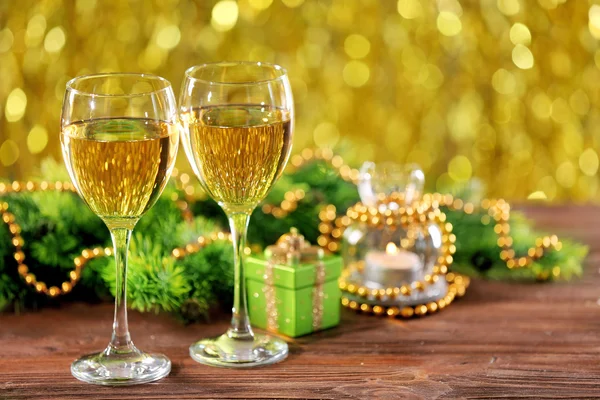 Šampaňské a Vánoční dekorace na světlé pozadí — Stock fotografie