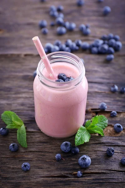 Gesunder Erdbeerjoghurt mit Minze und Beeren herum auf Holzgrund — Stockfoto