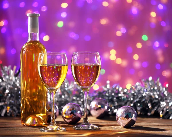 Вино та різдвяні прикраси на яскравому фоні — стокове фото