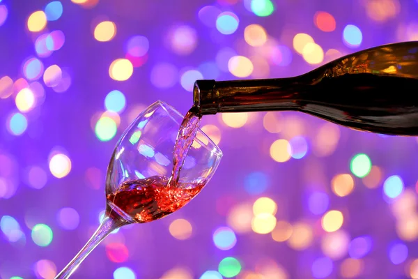 Vin hälla i glas på ljus bakgrund — Stockfoto