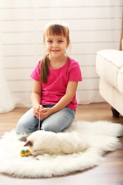 Menina bonito pouco com gatinho — Fotografia de Stock