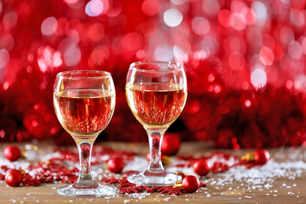 Šampaňské a Vánoční dekorace na dřevěný stůl — Stock fotografie
