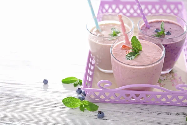 美味的草莓、 蓝莓和牛奶酸奶 — 图库照片