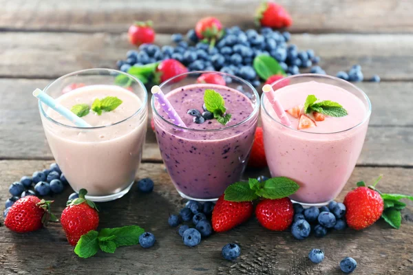 Smakelijke aardbei, bosbes en melk yoghurt — Stockfoto